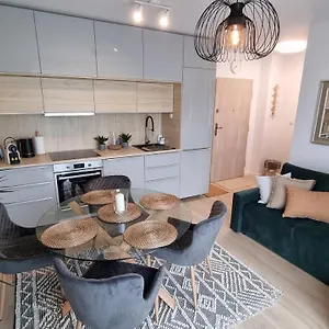 Apartment Mlody - Bezplatny Parking, Mocne Wifi, Dobre Polaczenie Z Lotniskiem 