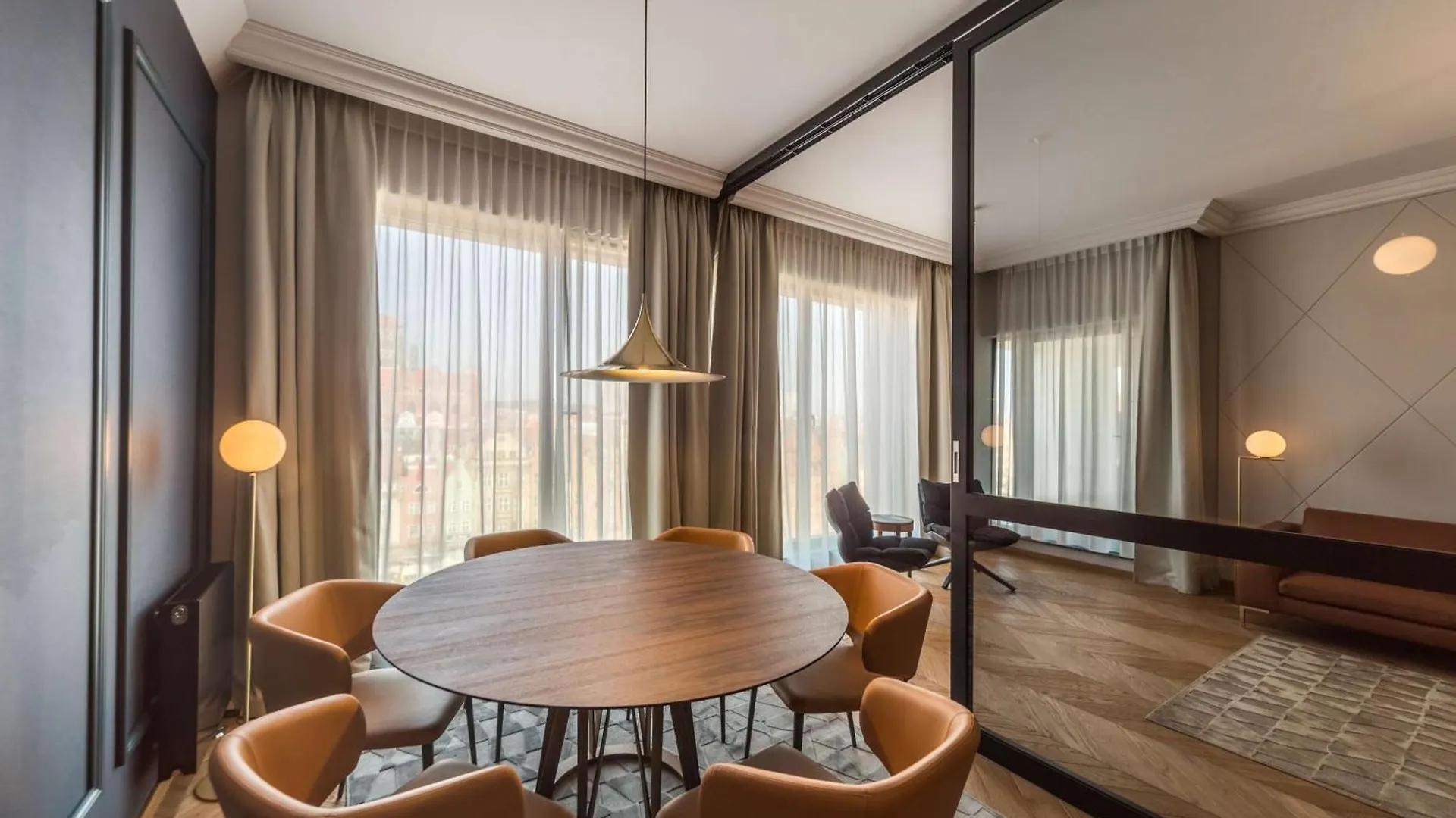 Radisson Hotel & Suites, Gdansk, Wyspa Spichrzow 4*, גדנסק